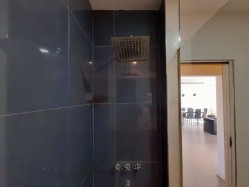 VENTA CASA 3 AMB MODERNA CON PARQUE Y GARAGE