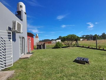 VENTA CASA 3 AMB MODERNA CON PARQUE Y GARAGE