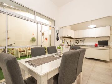CASA 5 AMB. C/TERRAZA PROPIA Y COCHERA BARRIO NAÓN
