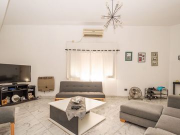CASA 5 AMB. C/TERRAZA PROPIA Y COCHERA BARRIO NAÓN
