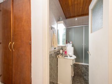CASA 5 AMB. C/TERRAZA PROPIA Y COCHERA BARRIO NAÓN