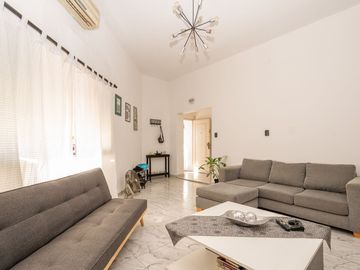 CASA 5 AMB. C/TERRAZA PROPIA Y COCHERA BARRIO NAÓN