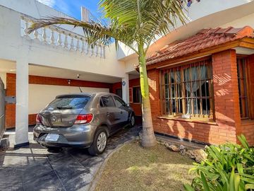 Casa en venta 4 amb con quincho Lomas de Zamora