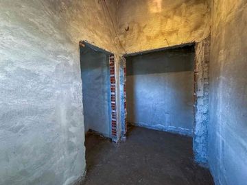 CASA EN VENTA BERISSO A RECICLAR CON PARQUE