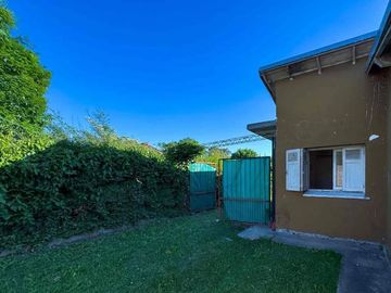 CASA EN VENTA BERISSO A RECICLAR CON PARQUE