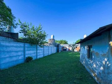 CASA EN VENTA BERISSO A RECICLAR CON PARQUE