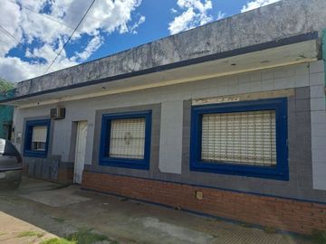 VENTA CASA/LOTE CON 5 DEPARTAMENTOS EN MERLO......