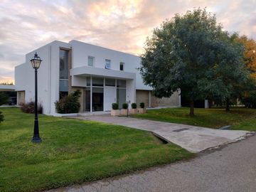 VENTA EXCELENTE CASA EN ESTANCIAS DEL PILAR