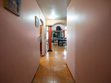 CASA  VENTA LOTE PROPIO  VERSALLES. PATIO-QUINCHO