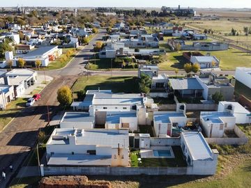 SE VENDE CASA DOS DORMITOROS CON PILETA EN MURPHY
