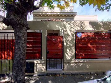 CASA 5 AMB. en venta en Ciudadela. Muy luminosa
