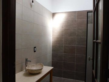 CASA 5 AMB. en venta en Ciudadela. Muy luminosa