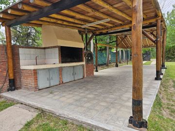 EN VENTA CASA EL CARRIZAL.PARQUE PILETA QUINCHO