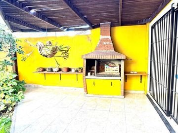 VENTA CASA 4 AMBIENTES EN CASTELAR