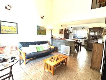 VENTA CASA 4 AMBIENTES EN CASTELAR