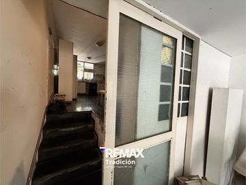 CASA  DE 6 AMB.  VENTA EN CASCO CENTRICO DE RCIA
