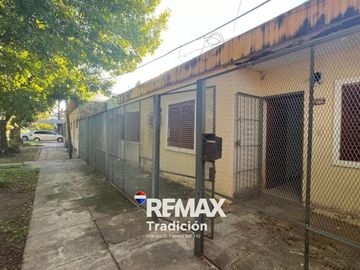 CASA EN VENTA  MACROCENTRO CON GARAGE Y PATIO