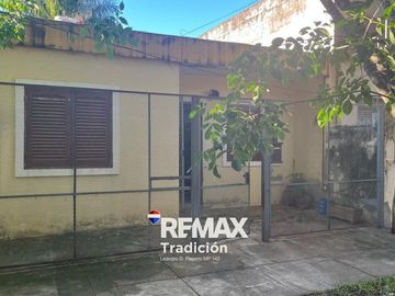 CASA EN VENTA  MACROCENTRO CON GARAGE Y PATIO