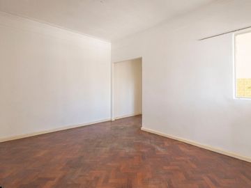 SEMIPISO DEPARTAMENTO 3 AMBIENTES C/ DEPENDENCIA
