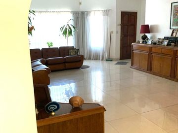 Venta de casa de 5 amb  y habbitacion de servicio en tres plantas
