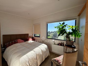 Hermosa casa moderna con laguna privada y vista a los volcanes a sólo 15 minutos del centro Puerto Varas