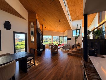 Hermosa casa moderna con laguna privada y vista a los volcanes a sólo 15 minutos del centro Puerto Varas