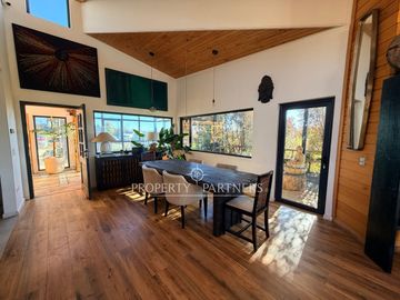 Hermosa casa moderna con laguna privada y vista a los volcanes a sólo 15 minutos del centro Puerto Varas