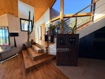 Hermosa casa moderna con laguna privada y vista a los volcanes a sólo 15 minutos del centro Puerto Varas