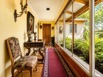 Amplia casa en magnífico terreno en Nueva Costanera