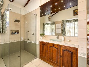 Amplia casa en magnífico terreno en Nueva Costanera