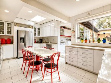 Amplia casa en magnífico terreno en Nueva Costanera