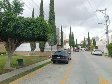 Casa EN VENTA de 3 Niveles en Privada Valle de Bravo II en San Luis Potosí