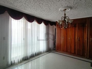 Casa EN VENTA de 3 Niveles en Privada Valle de Bravo II en San Luis Potosí
