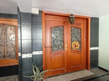 Casa EN VENTA de 3 Niveles en Privada Valle de Bravo II en San Luis Potosí