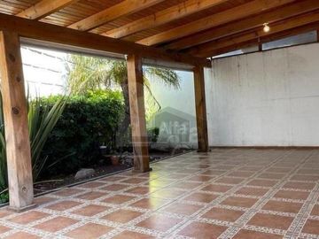 Casa en venta o renta en Juriquilla Santa Fe, con amplia recámara principal y terraza