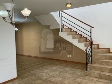 Casa en venta o renta en Juriquilla Santa Fe, con amplia recámara principal y terraza
