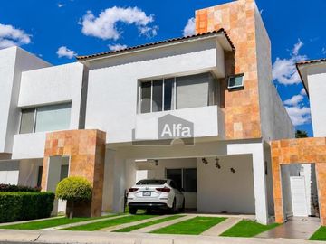 Casa en venta o renta en Juriquilla Santa Fe, con amplia recámara principal y terraza