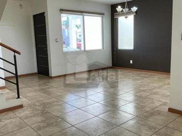 Casa en venta o renta en Juriquilla Santa Fe, con amplia recámara principal y terraza