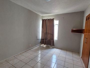 Casa en renta en Brisas del Lago con estudio y baño completo en planta baja