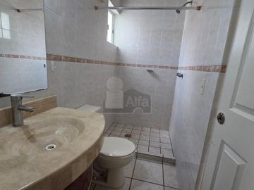 Casa en renta en Brisas del Lago con estudio y baño completo en planta baja