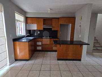 Casa en renta en Brisas del Lago con estudio y baño completo en planta baja