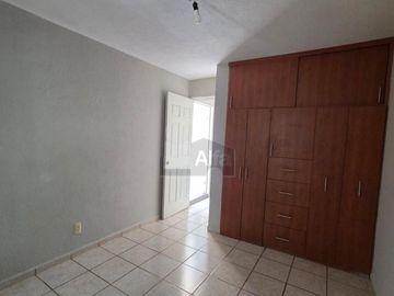 Casa en renta en Brisas del Lago con estudio y baño completo en planta baja