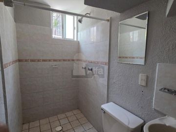 Casa en renta en Brisas del Lago con estudio y baño completo en planta baja