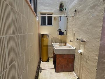 Casa en renta en Brisas del Lago con estudio y baño completo en planta baja