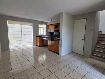 Casa en renta en Brisas del Lago con estudio y baño completo en planta baja