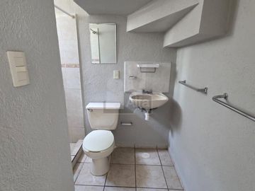 Casa en renta en Brisas del Lago con estudio y baño completo en planta baja