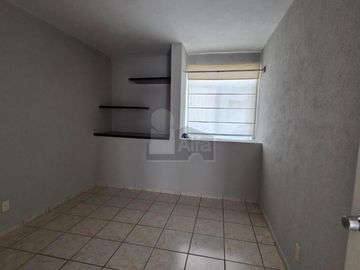 Casa en renta en Brisas del Lago con estudio y baño completo en planta baja
