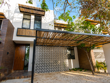 | Townhouse en Renta en Montes de Amé |