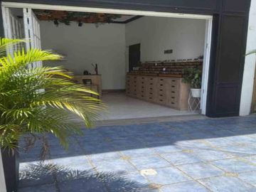 CASA LOCAL EN ARRIENDO UBICADA EN MEDELLIN SECTOR LAURELES