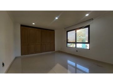 SE ARRIENDA APARTAMENTO DE 3 ALCOBAS EN PRIMERA LINEA DE MAR
